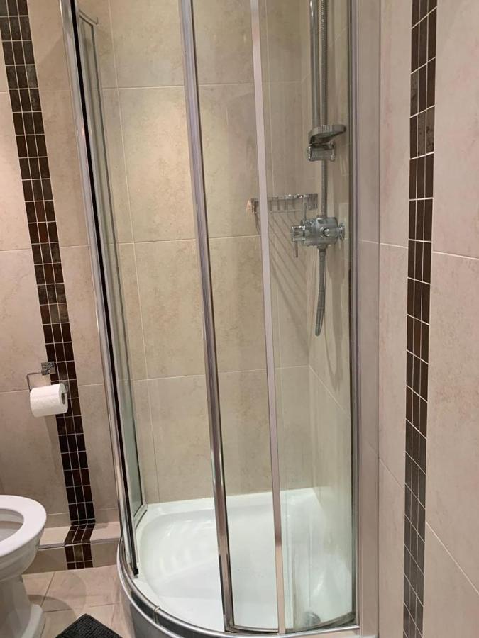 לונדון Lovely 3 Bedroom Apartment מראה חיצוני תמונה