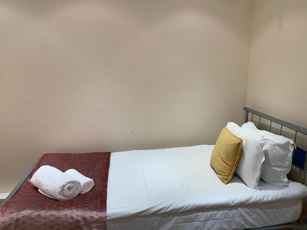 לונדון Lovely 3 Bedroom Apartment מראה חיצוני תמונה